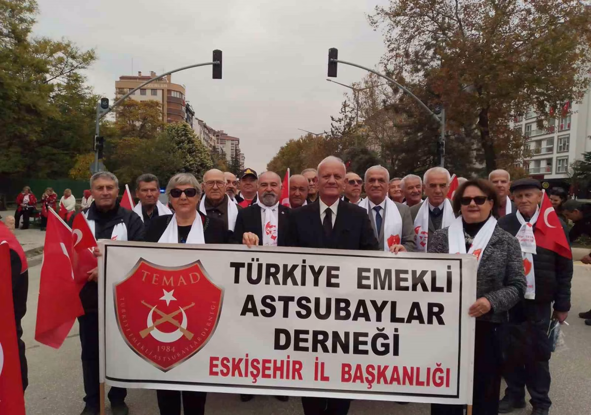 Emekli astsubaylardan Eskişehir'de Cumhuriyet yürüyüşü