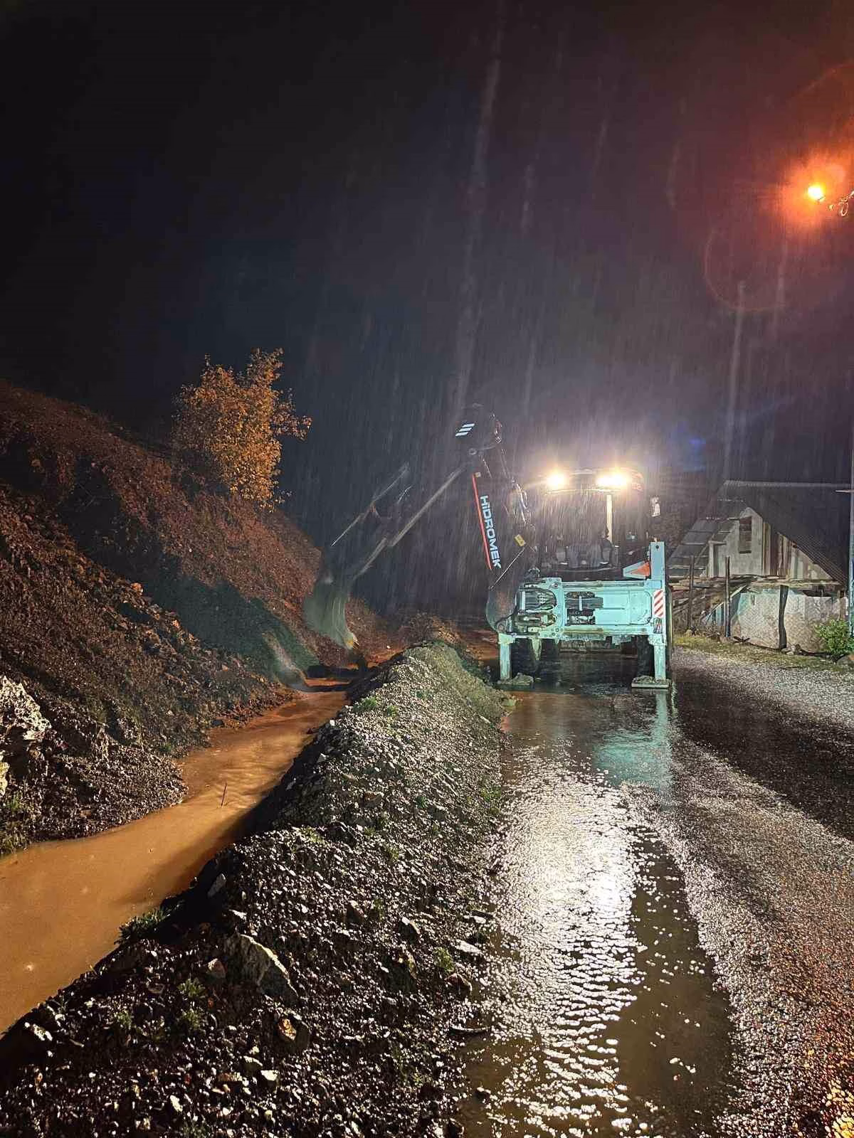 Feke'de Heyelan Yolu Kapattı