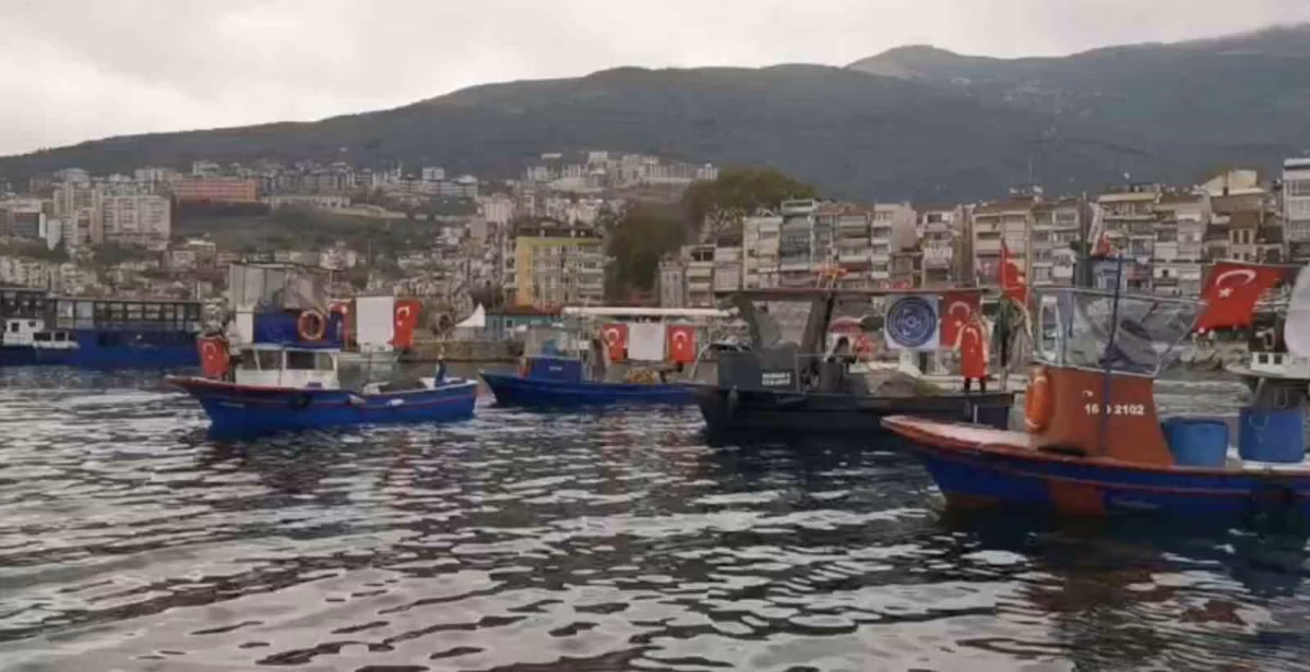 Gemlikli Balıkçılardan Denizde Cumhuriyet Kutlaması