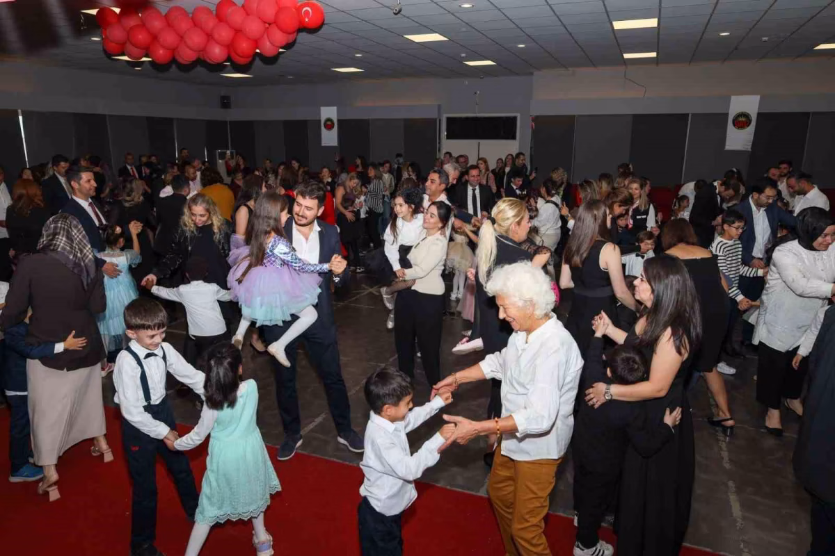 GKV’li Miniklerden Cumhuriyet Dansı