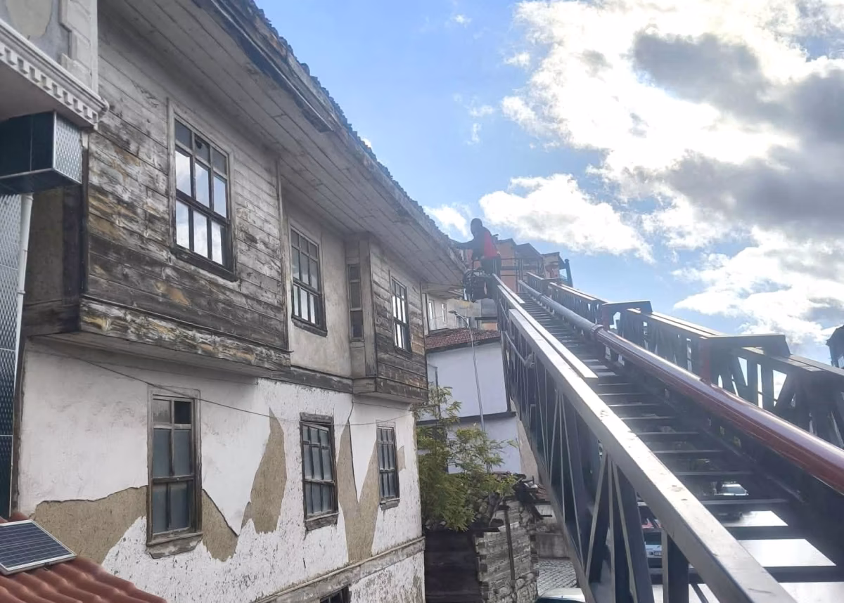 Hisarcık'ta Metruk Binalara İtfaiye Müdahalesi