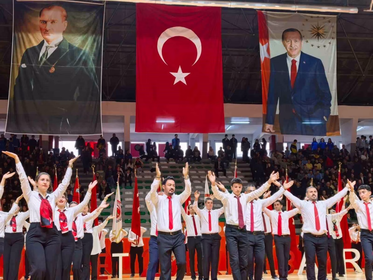 İnegöl'de 103 öğretmenden dev Cumhuriyet gösterisi