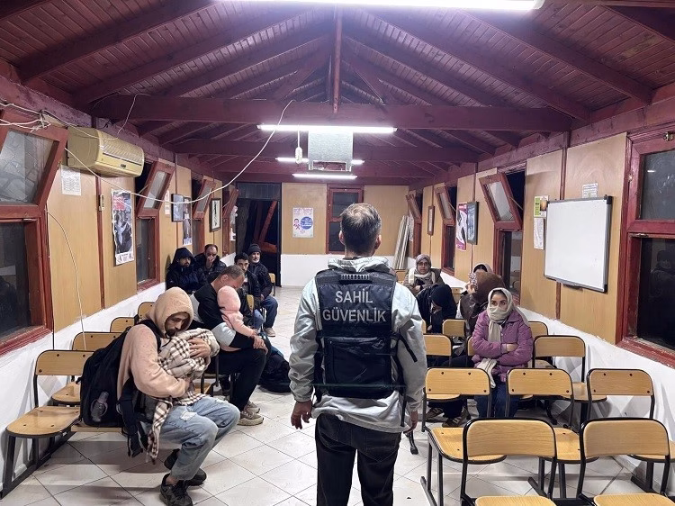İzmir açıklarında 76 düzensiz göçmen yakalandı