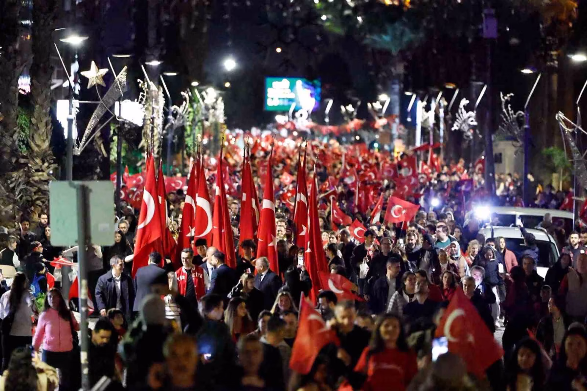 İzmir’de Cumhuriyet coşkusu gökyüzünü aydınlattı