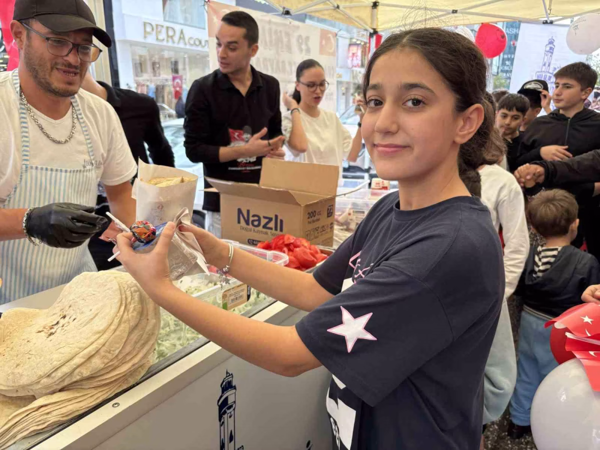 İzmirli Dönerciden Çocuklara Ücretsiz Döner Ziyafeti