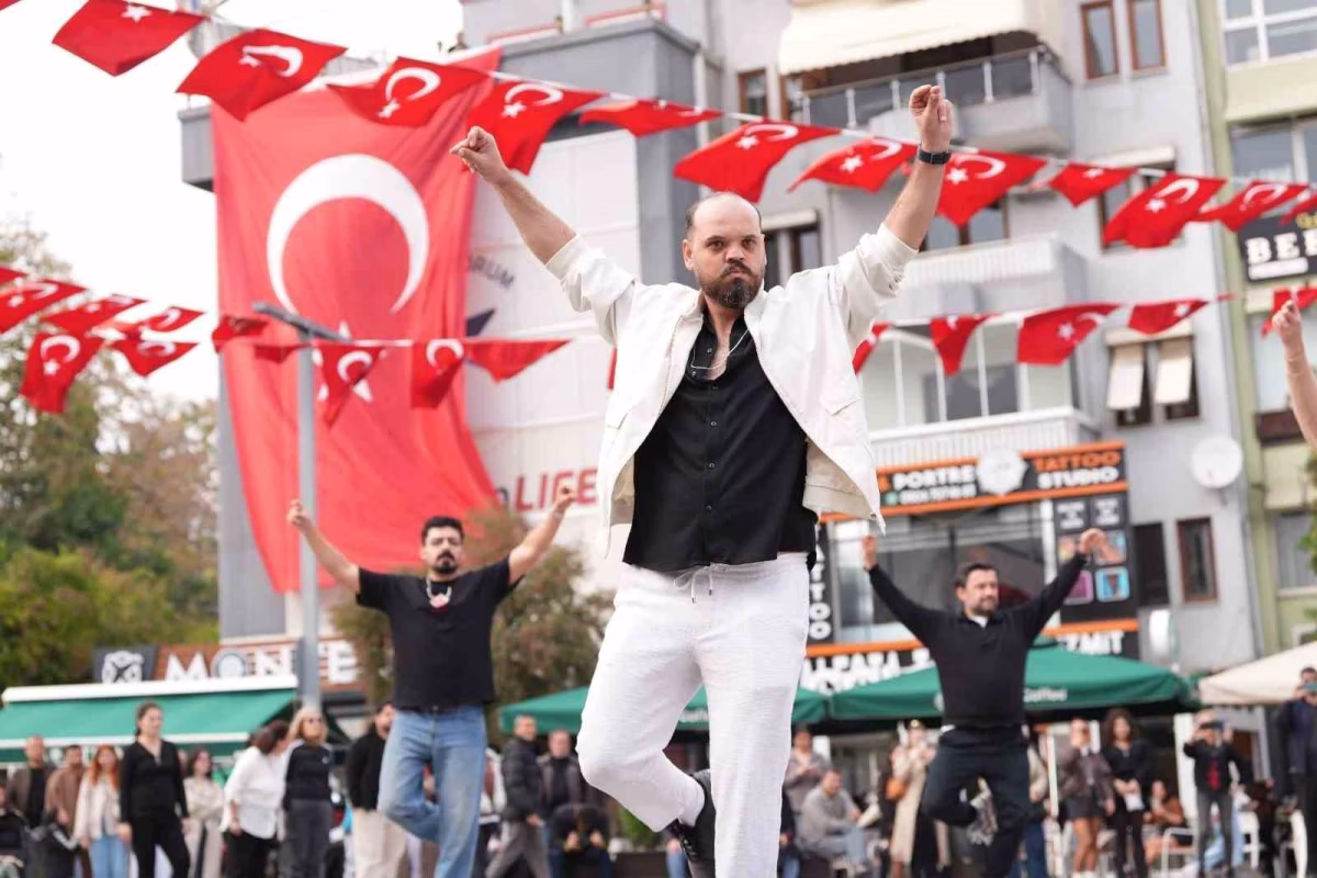 İzmit Meydanında 41 Kişiden Zeybek Gösterisi