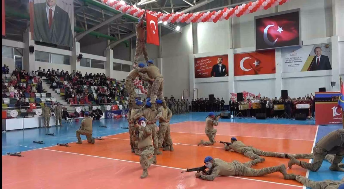 Jandarmadan nefes kesen Türk bayrağı gösterisi