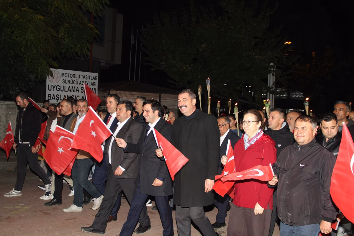 Kula’da Cumhuriyet Bayramı coşkusu fener alayıyla kutlandı