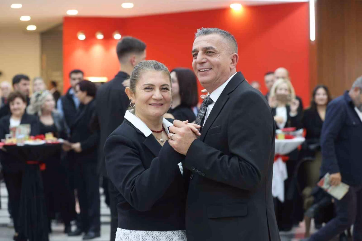 Manisa'da valsli ve zeybekli Cumhuriyet balosu
