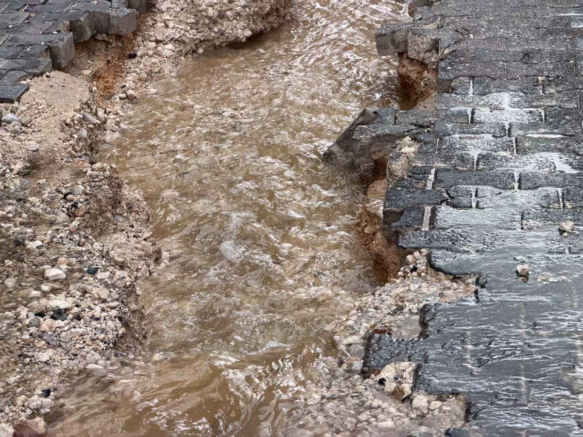 Mazıdağı'nda Şiddetli Yağış Yolları Çökertti