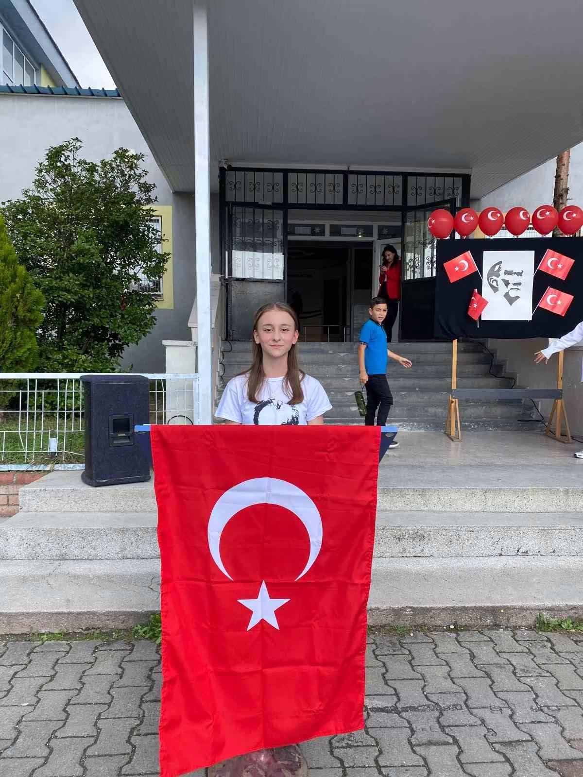 Miniklerden Karadeniz Ereğli'de Cumhuriyet yürüyüşü
