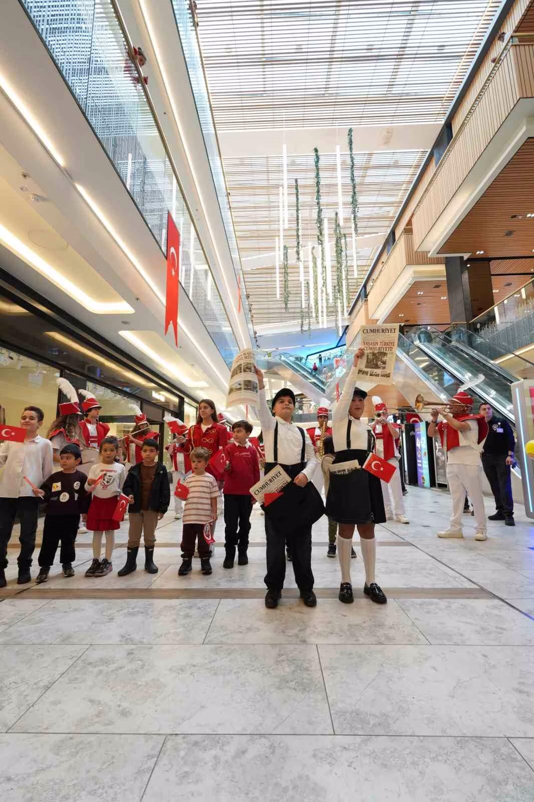 Miniklerden Marmara Forum'da Cumhuriyet Coşkusu