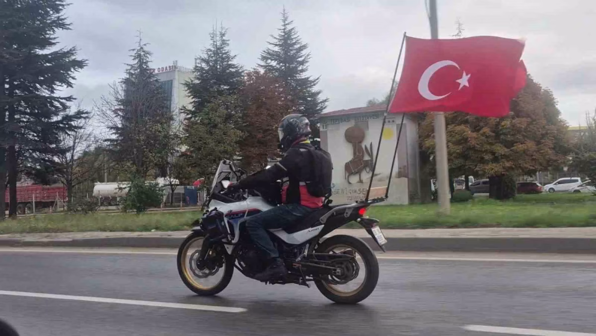 Motosikletiyle Bayrak Asıp Çevre Yolunda Tur Attı