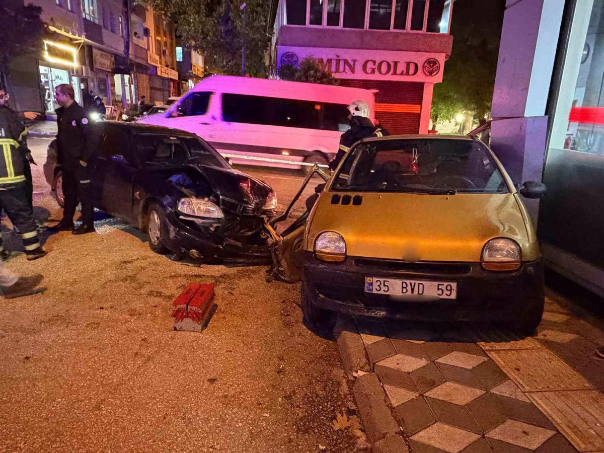 Otomobiller çarpıştı, iş yeri vitrinine girdiler: 2 yaralı