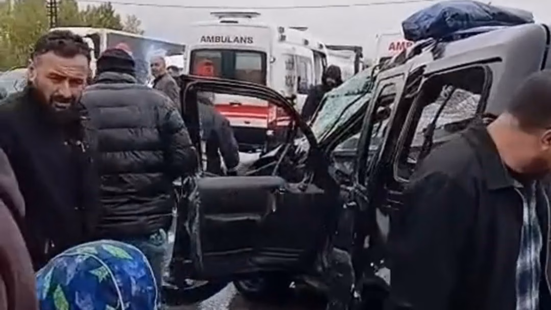 Van'da Tırla Hafif Ticari Araç Çarpıştı