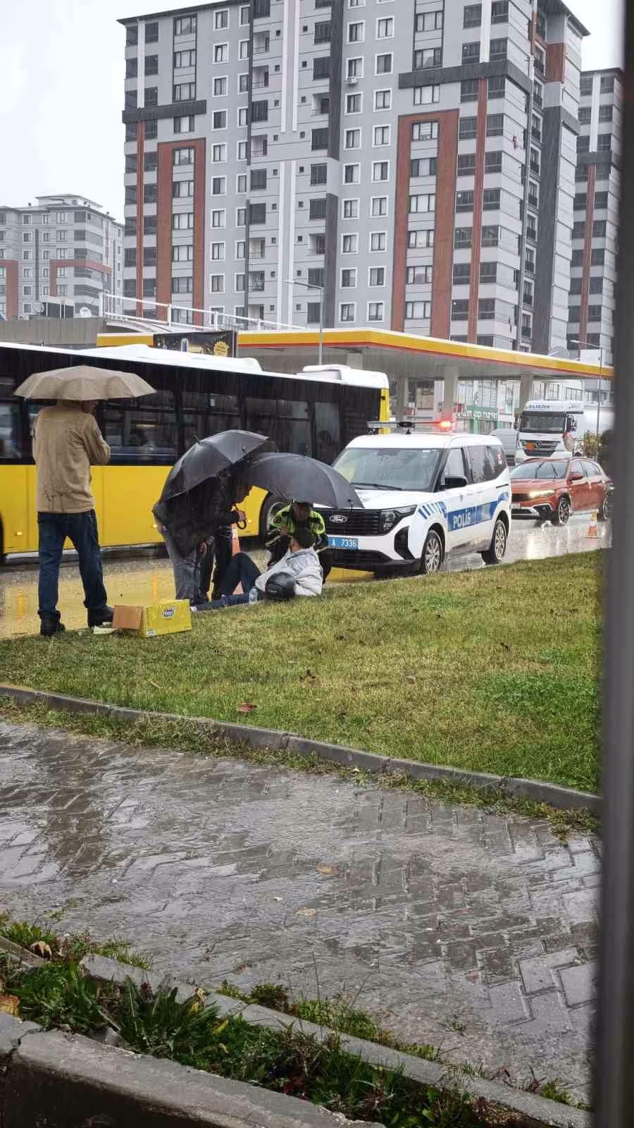 Yağmurda Yaralı Sürücüye Polis Şemsiyesi