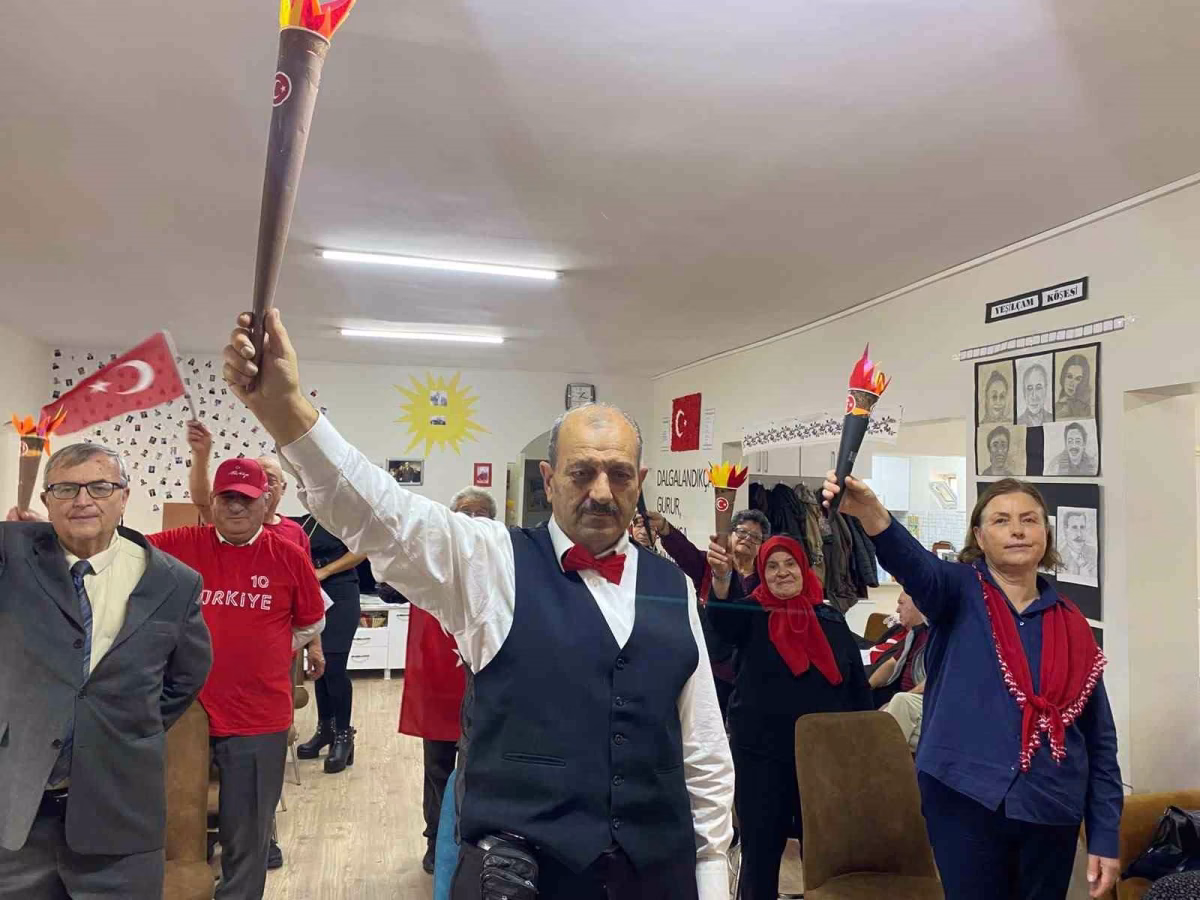 Yaşlı bakım merkezlerinde Cumhuriyet coşkusu yaşandı