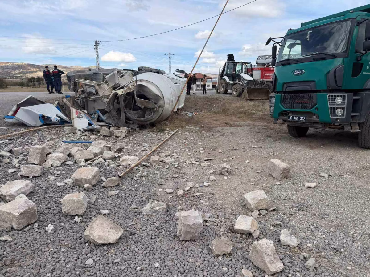 Yozgat'ta Beton Mikseri Devrildi