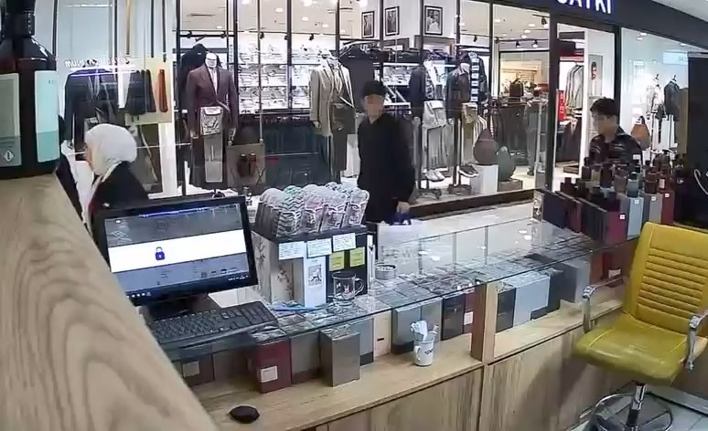 AVM'de Parfüm Hırsızlığı Kamerada