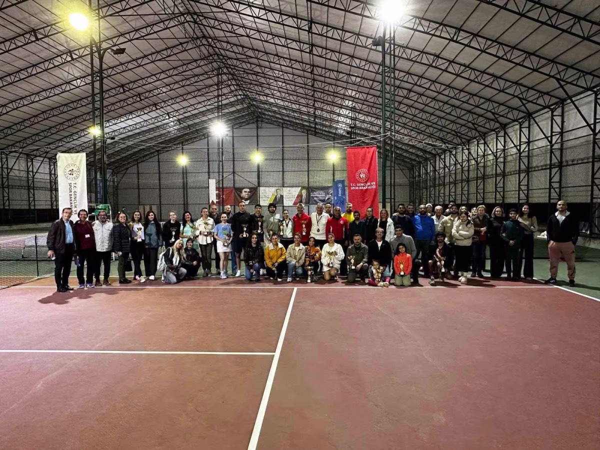 Aydın'da Cumhuriyet Tenis Müsabakaları Tamamlandı