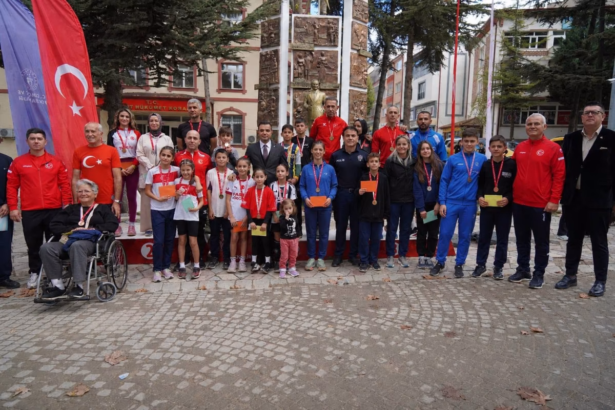 Bilecik'te 512 sporcu Cumhuriyet için koştu