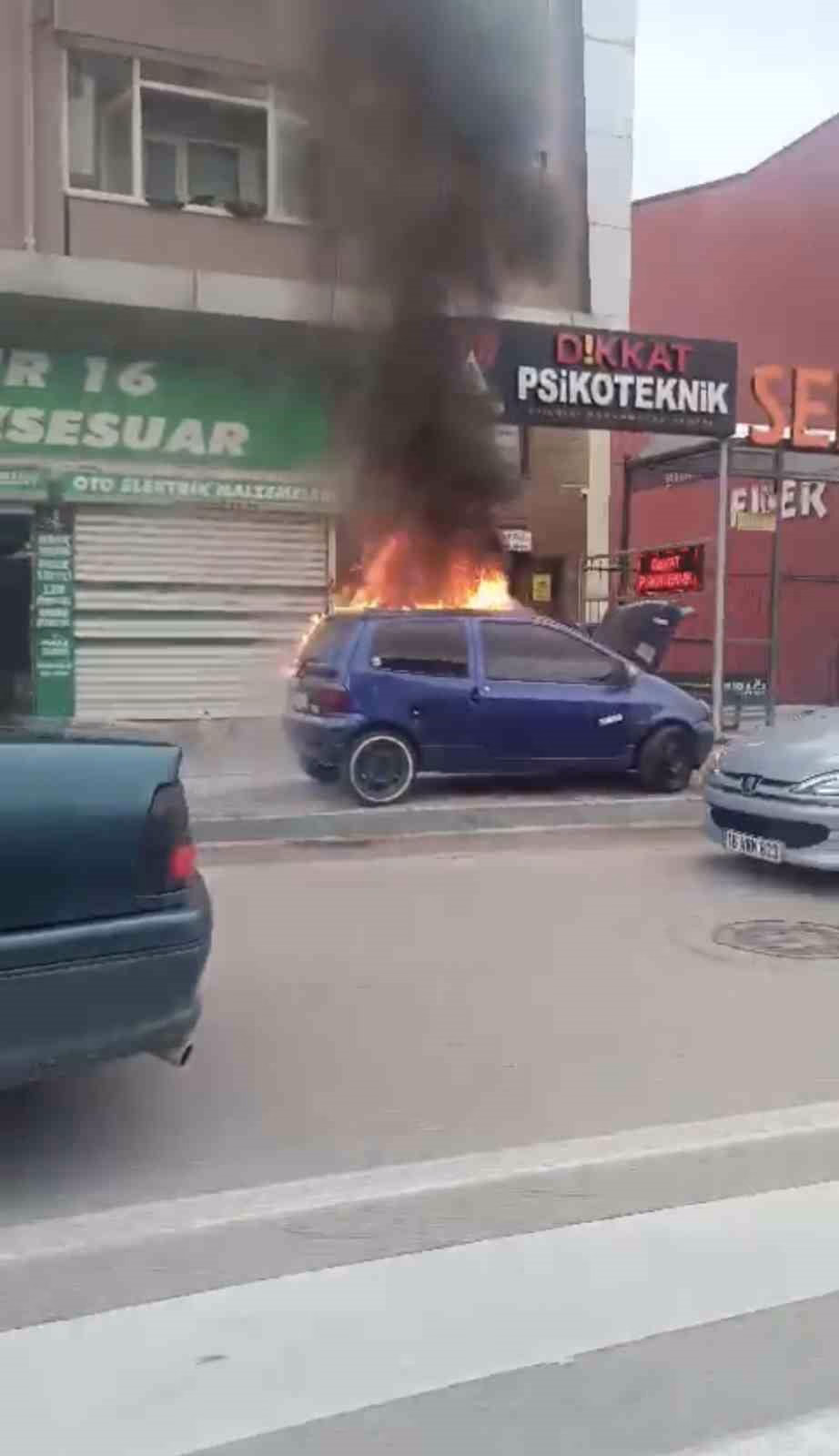 Bursa'da Park Halindeki Otomobil Yandı