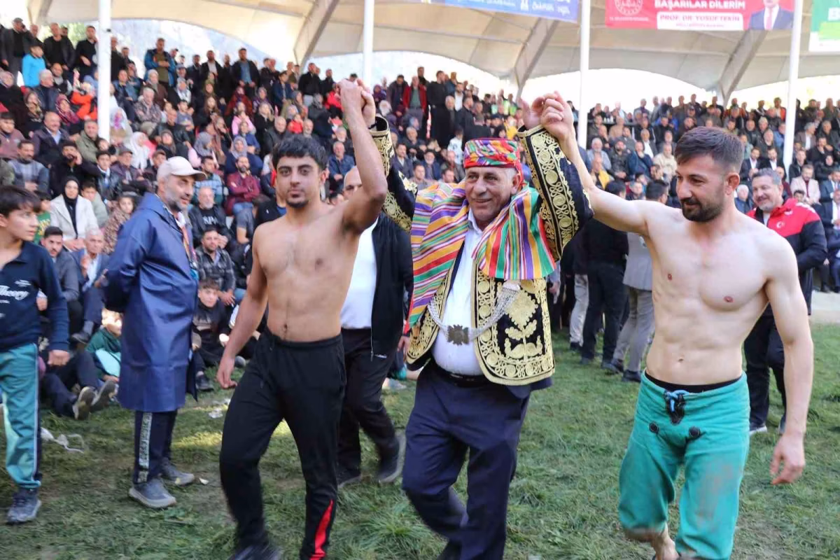 Cumhuriyet yaşıt karakucak güreşleri nefes kesti