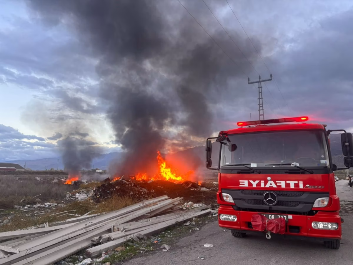 Erzincan'da hurdalık yangını korkuttu