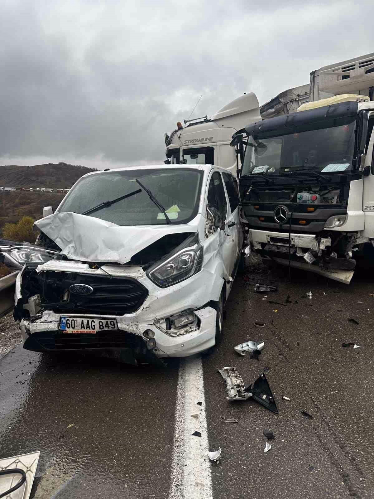 Erzurum'da zincirleme kaza: Yol kapandı