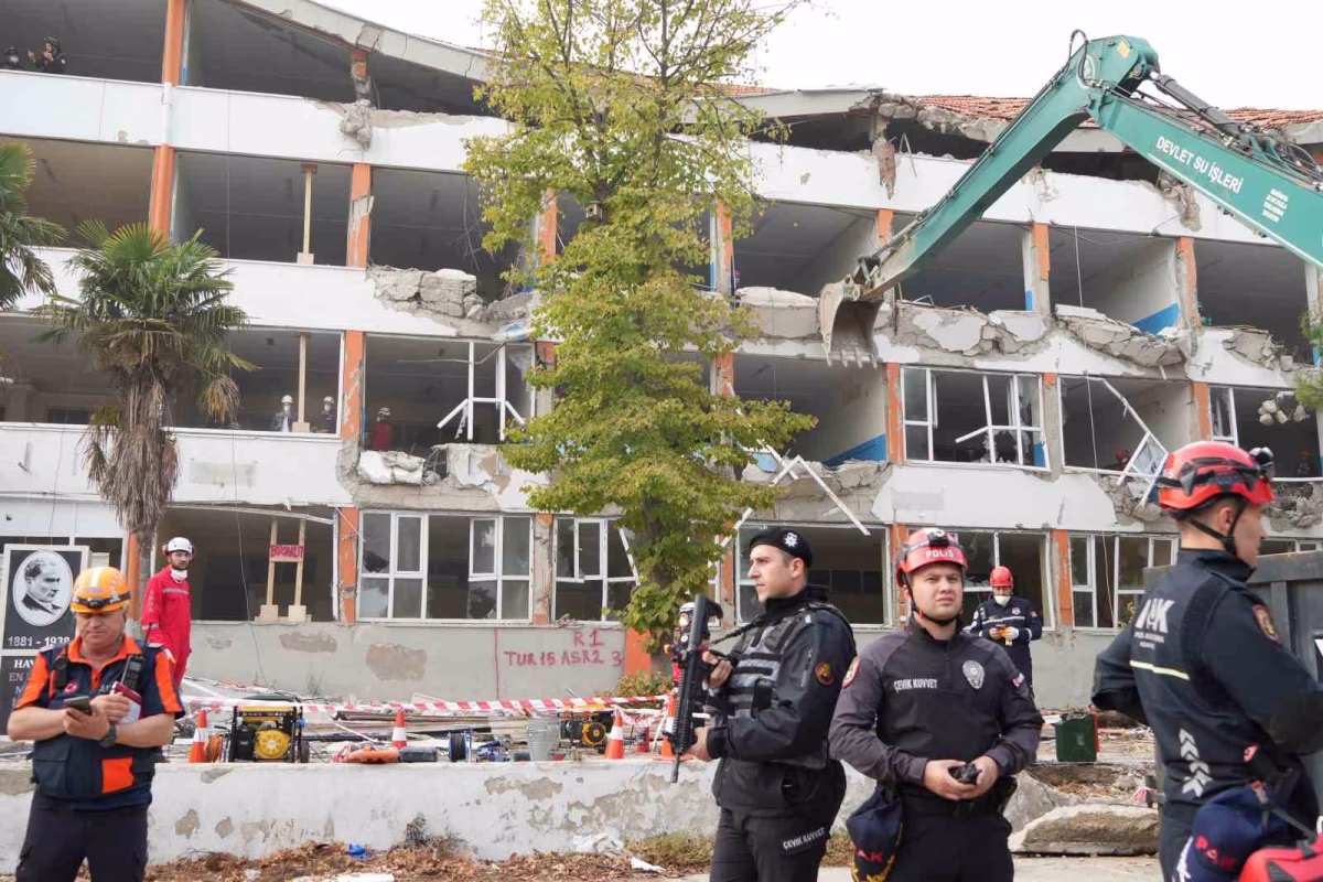 İzmir'de Geniş Katılımlı Deprem Tatbikatı