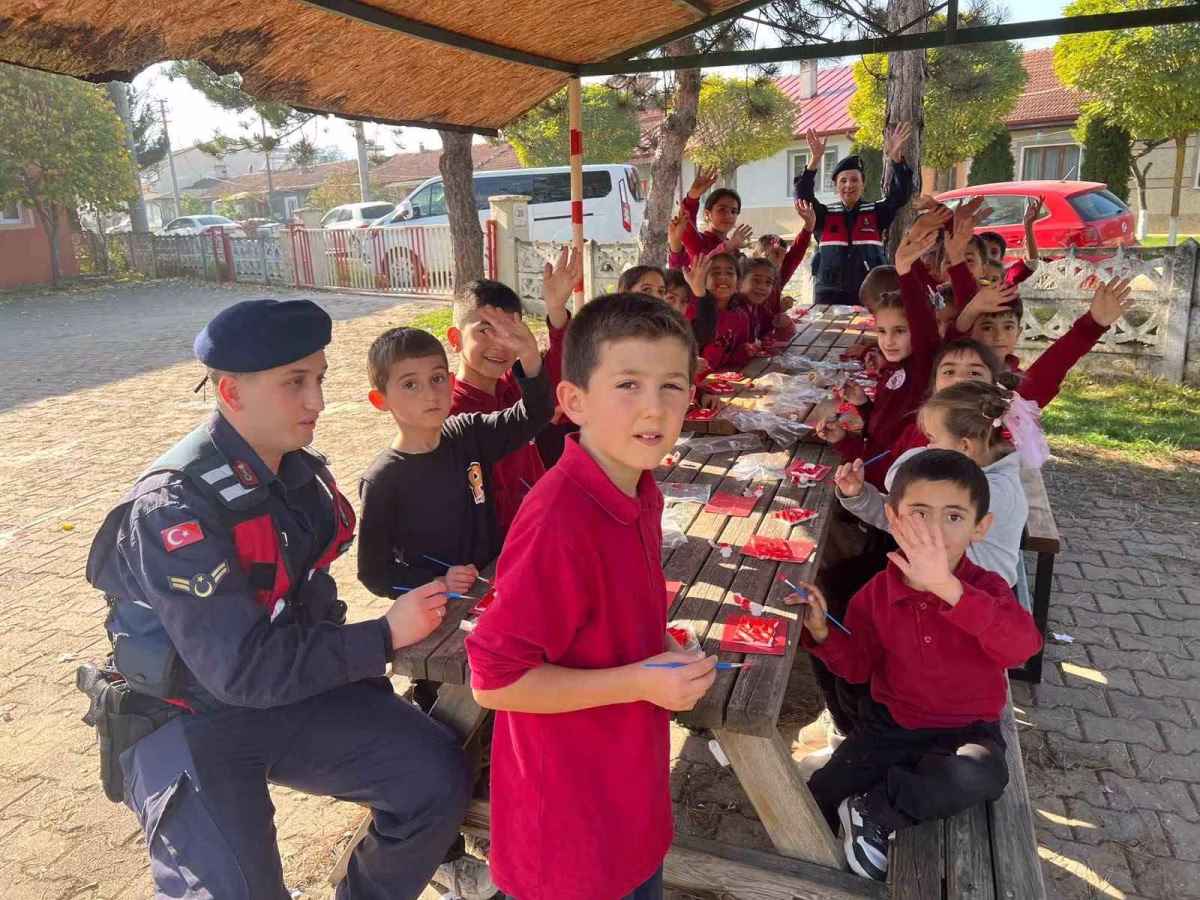 Jandarmadan öğrencilere bayrak ve vatan sevgisi