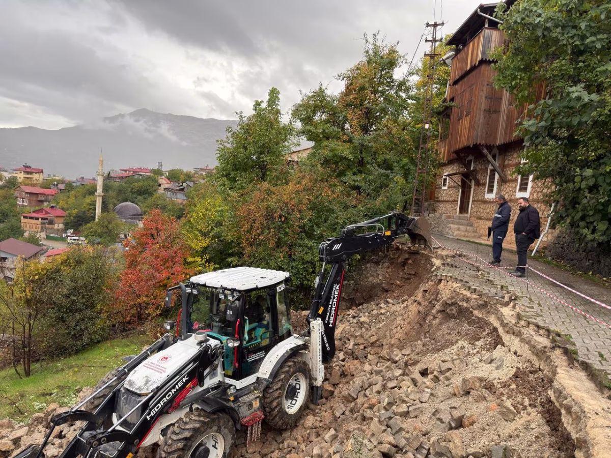 Kemaliye'de duvar çöktü yol trafiğe kapandı