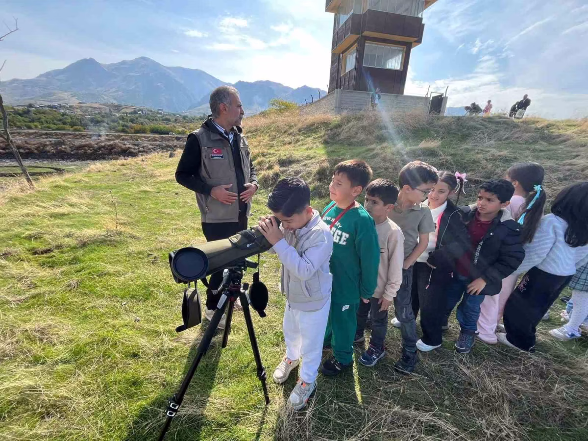 Minik öğrenciler kuş gözlemi eğitimi aldı
