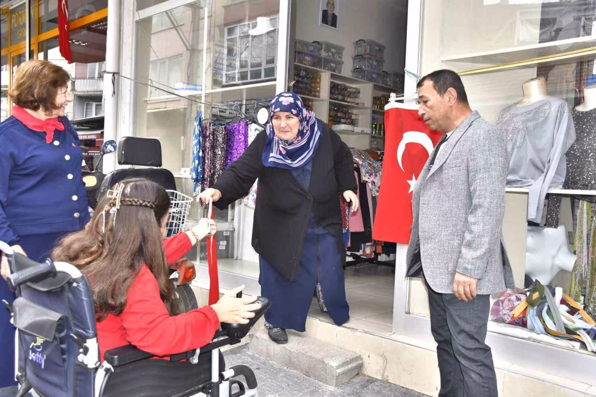 Özel Bireylerden Esnafa Bayrak Dağıtımı