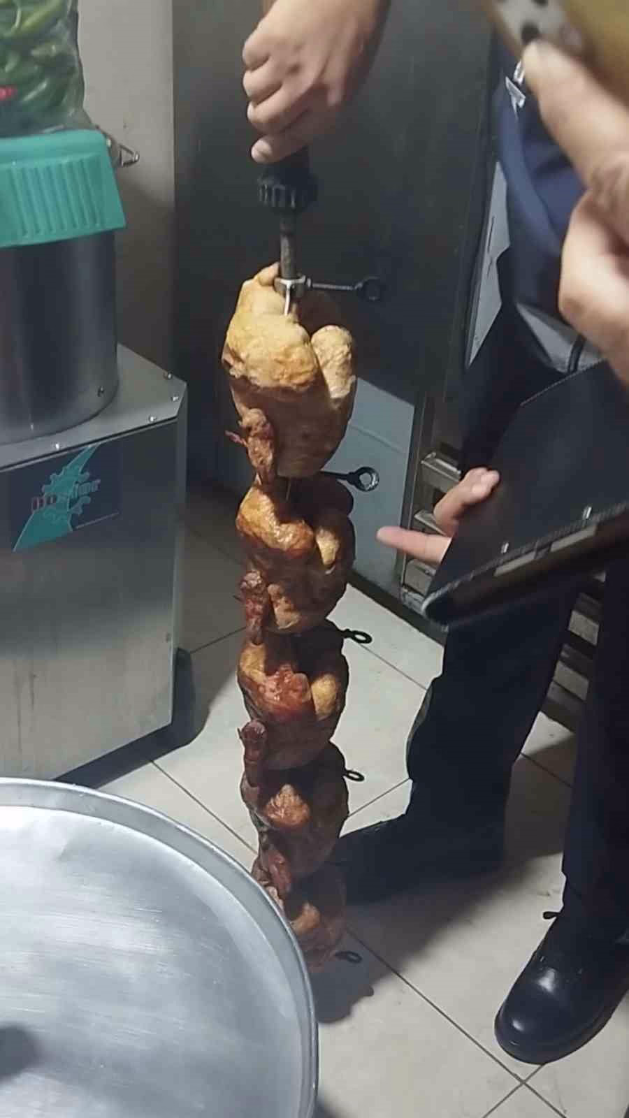 Restoranda Bozuk Tavuk Skandalı Ortaya Çıktı