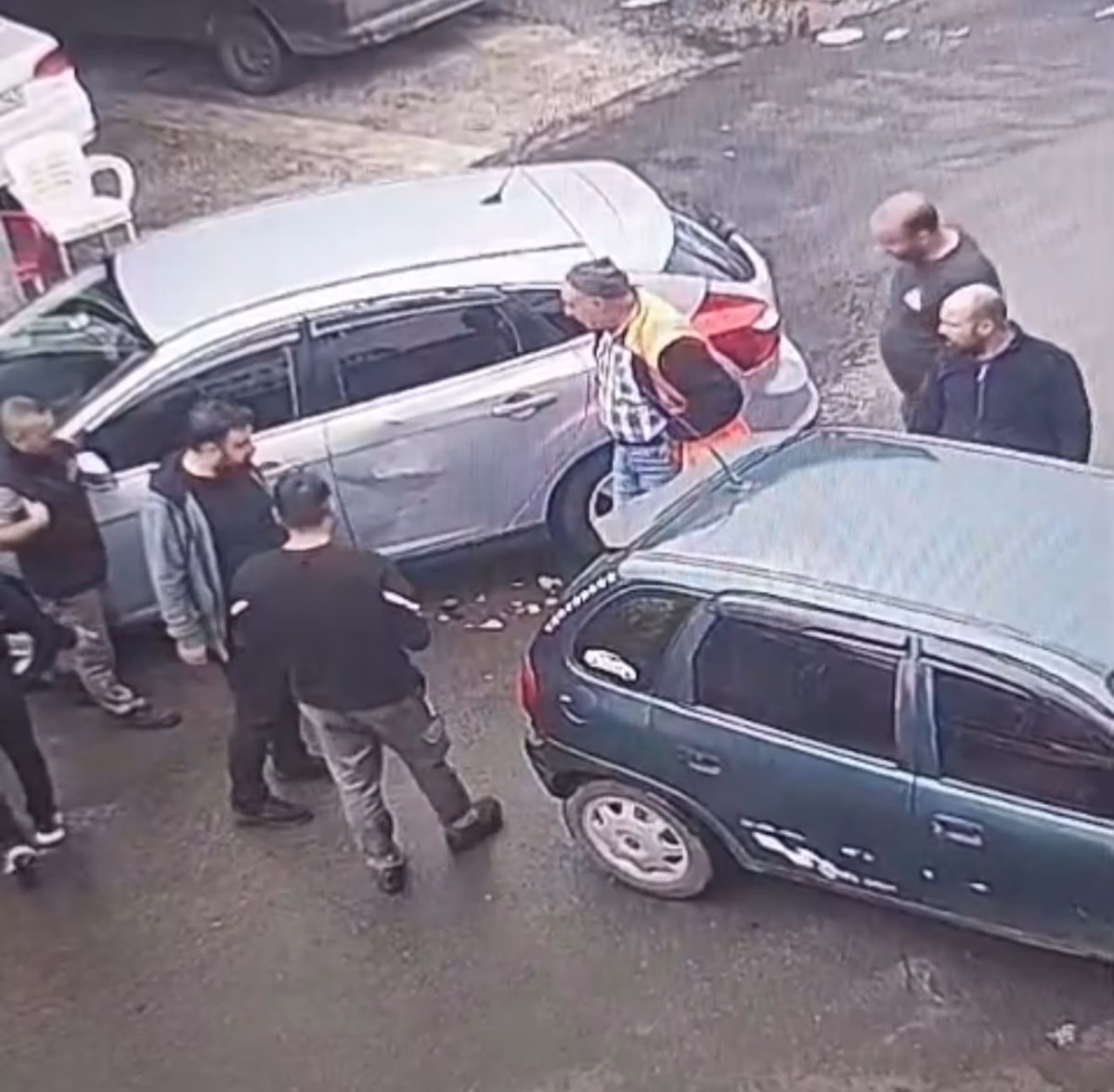 Sanayi sitesinde iki araç çarpıştı