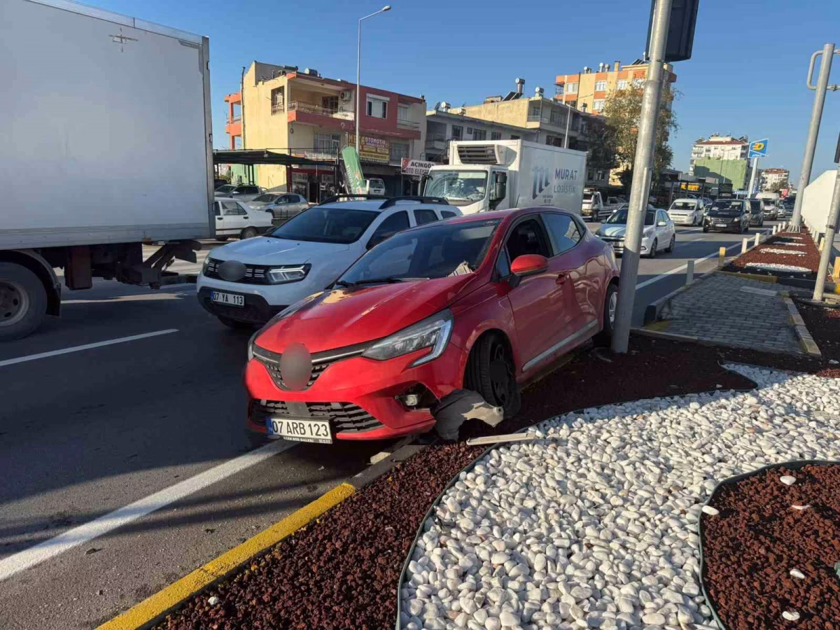 Serik'te Otomobil Kazası: 1 Yaralı
