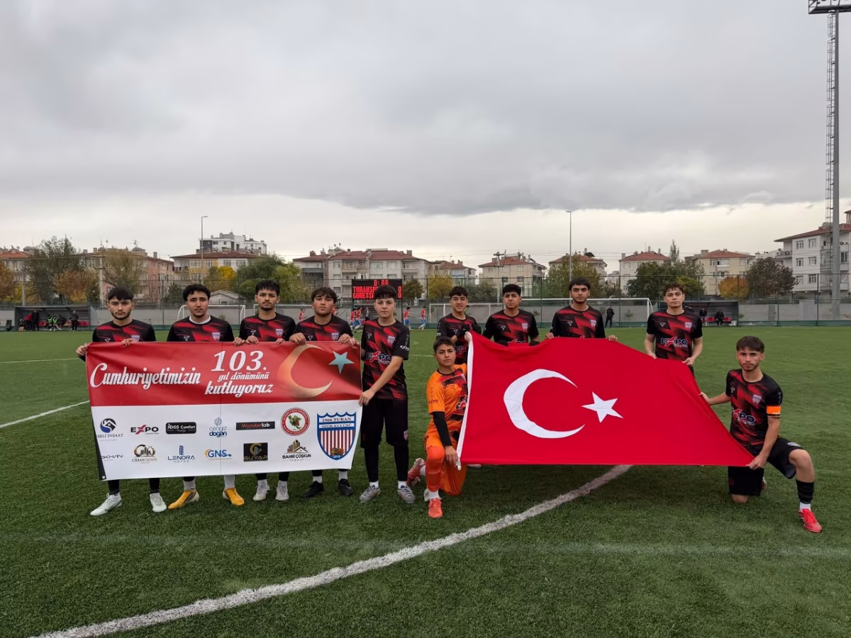 Turanspor'dan Cumhuriyet Bayramı'nda Anlamlı Pankart