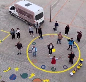 Üniversitelilerden İlkokulda Boyama Etkinliği