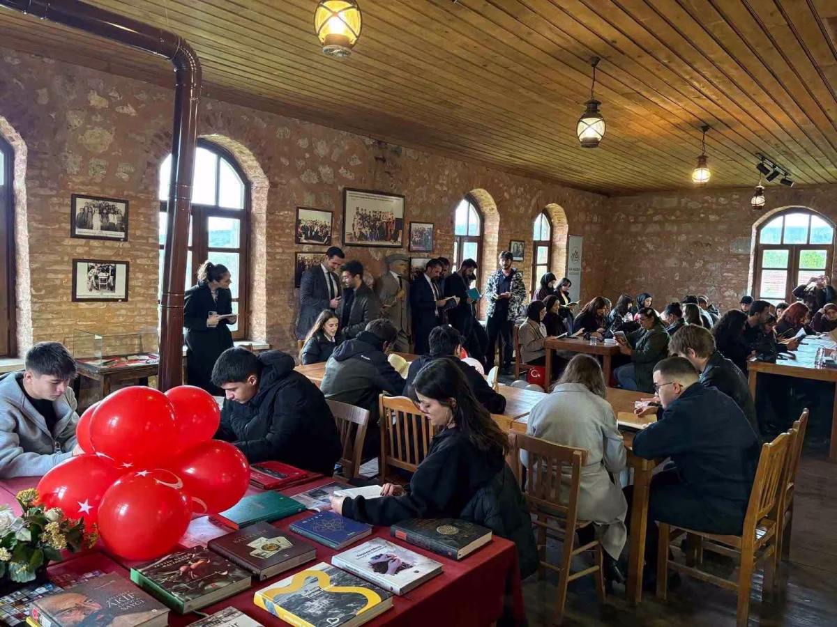 Üniversitelilerden tarihi okulda kitap okuma etkinliği