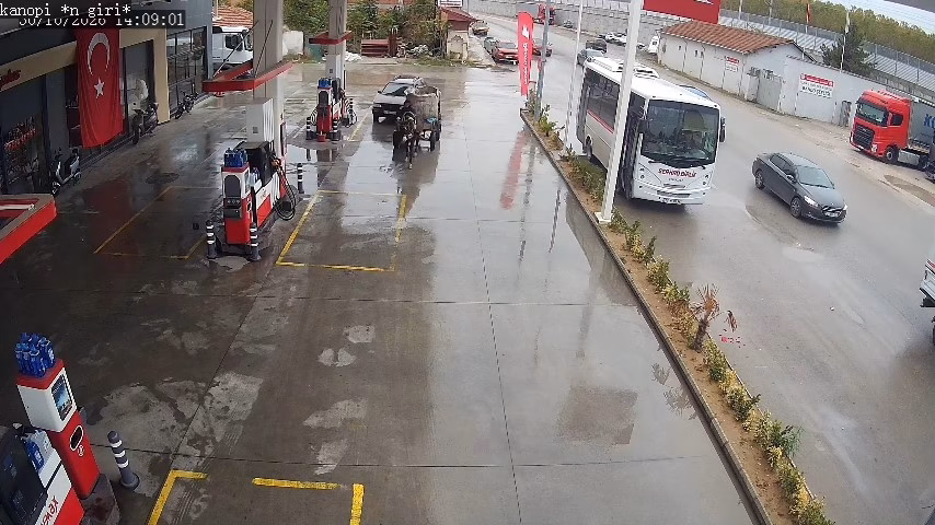 Yakıtı biten aracı at arabasıyla çektiler