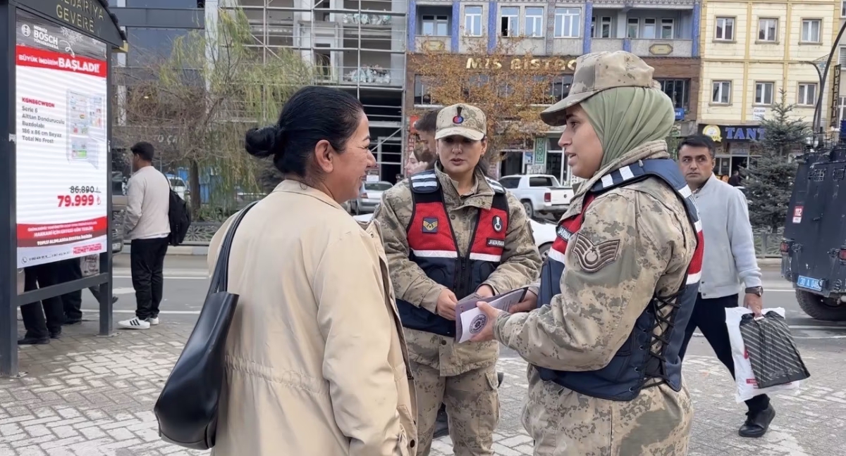Yüksekova'da Kadınlara KADES Uygulaması Anlatıldı