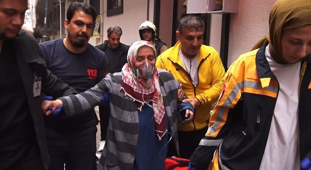 Zeytinburnu’nda Ev Yangını: Mahsur Kalanlar Kurtarıldı