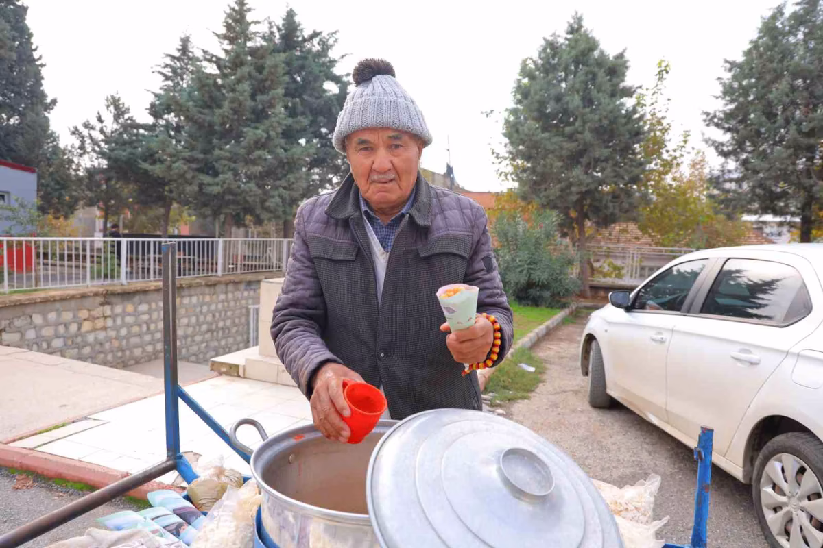 35 yıldır el arabasıyla nohut satıyor