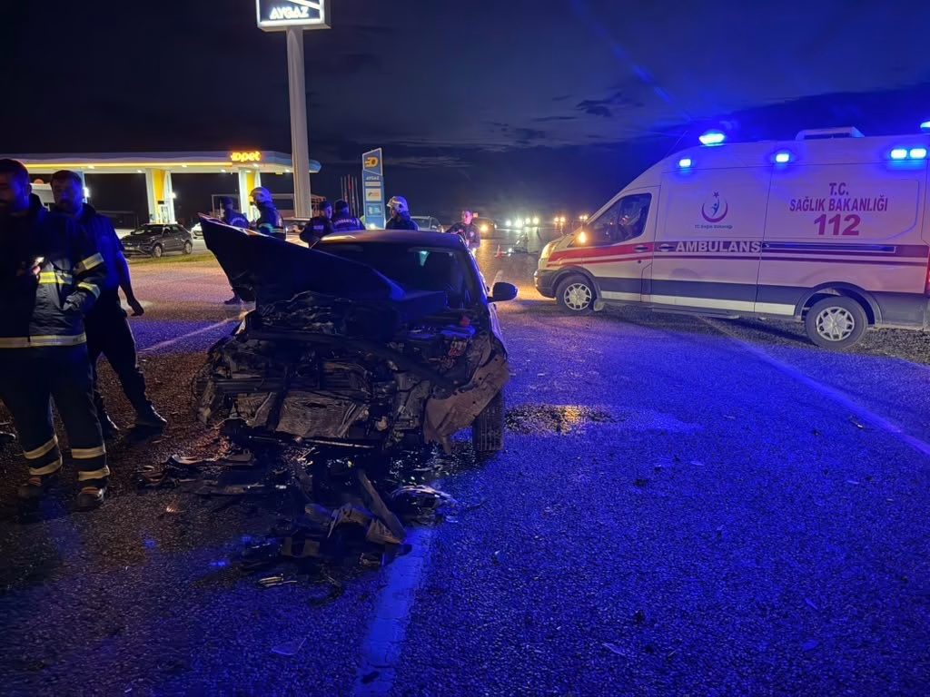 Adıyaman'da Kamyonetle Otomobil Çarpıştı: 4 Yaralı
