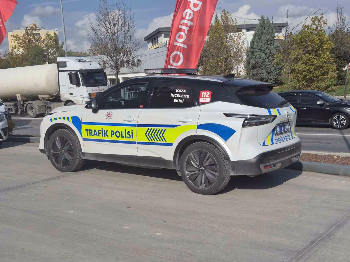 Akaryakıt istasyonunda otomobilin çarptığı kadın yaralandı
