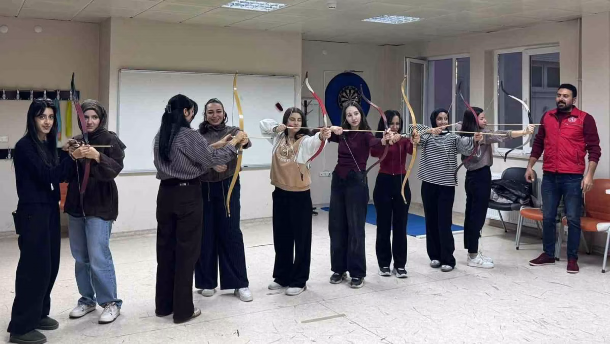 Bayburt Gençlik Merkezinde okçuluk eğitimi sürüyor