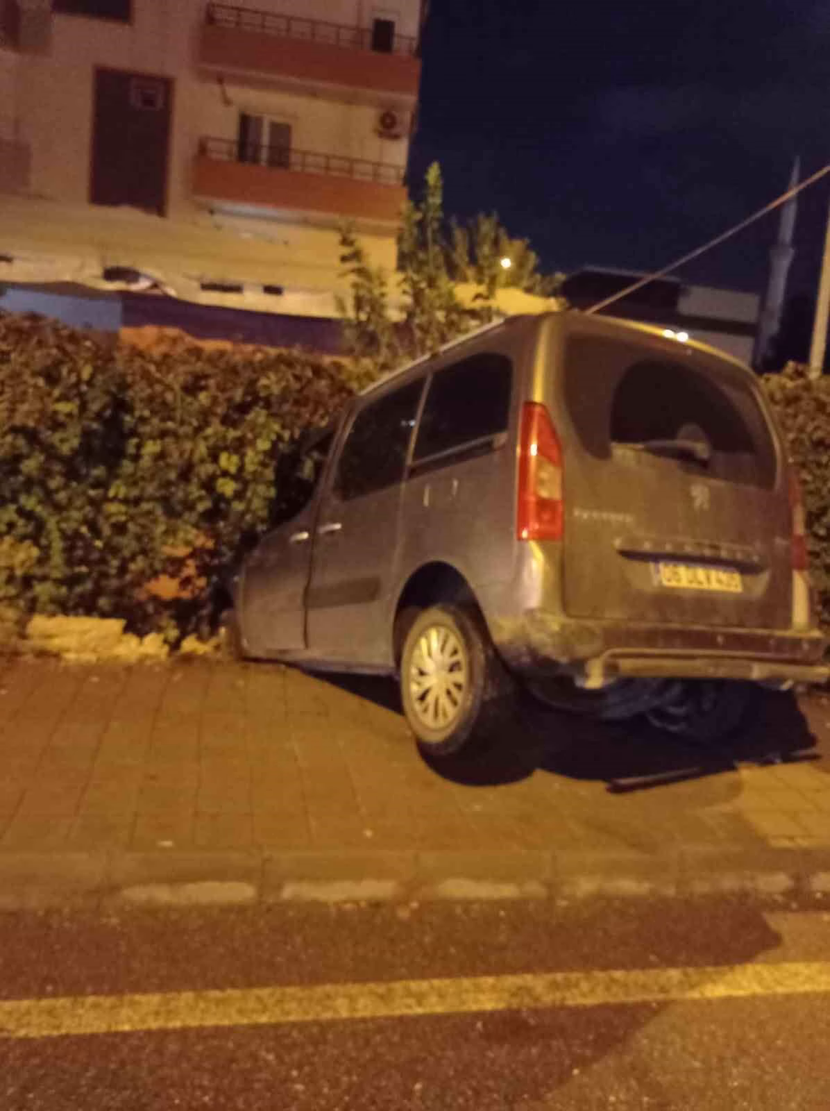 Çarpışan hafif ticari araç duvara çarptı