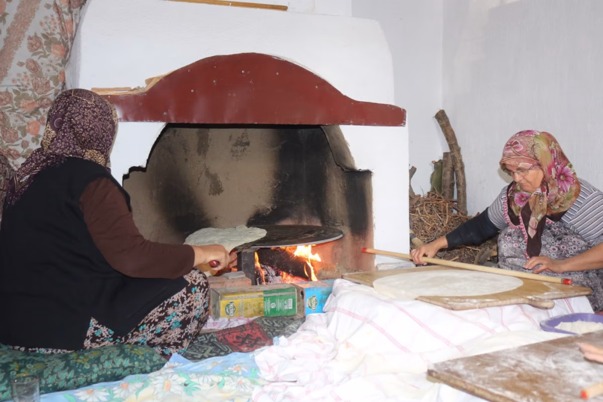 Çivril’de İmece Usulü Kışlık Yufka Mesaisi