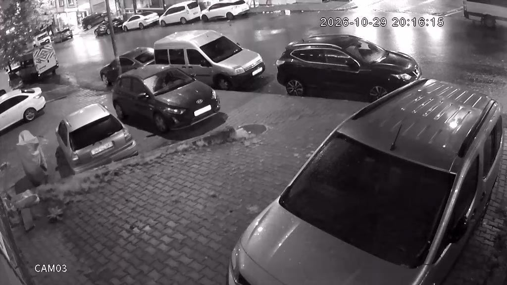 Esenyurt'ta Kontrolden Çıkan Otomobil Parktaki Araçlara Çarptı